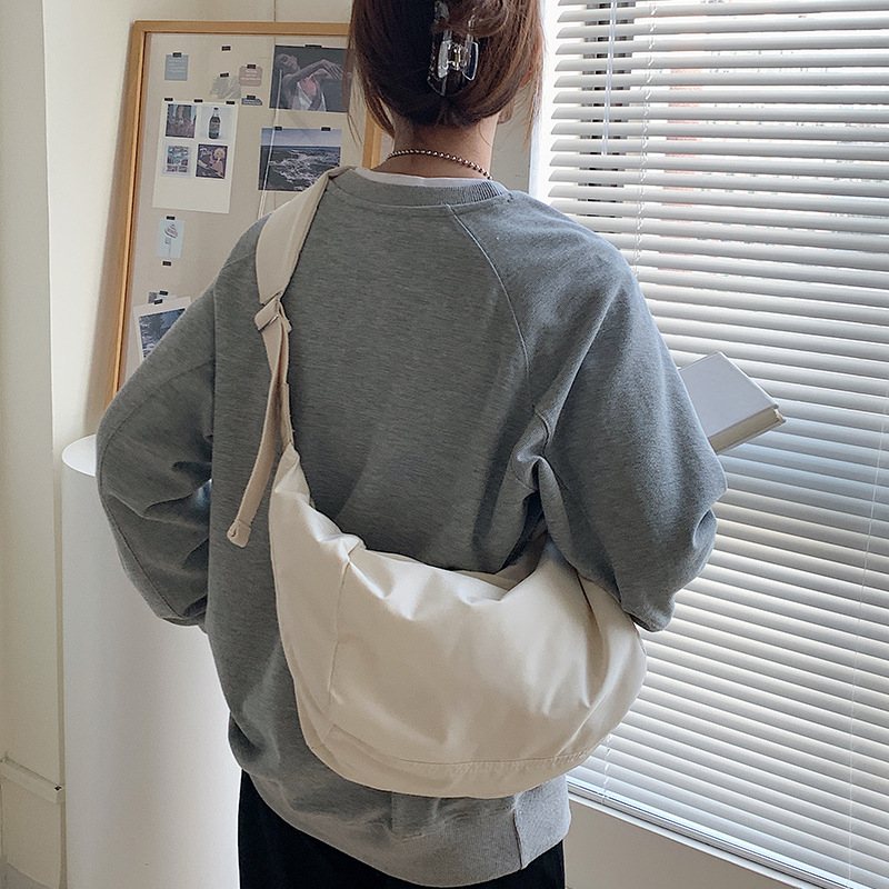 2024 Sommar Ny Damväska Med Stor Kapacitet Avslappnad Nylon Messenger Bag High-end Enfärgad Axelväska Trend